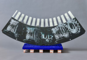 Die unsichtbare Form auf einem Podest, Front Ansicht patricia wolf die unsichtbare form