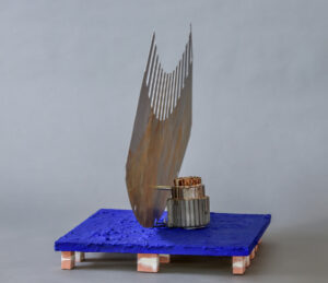 Die unsichtbare Form auf einem Podest, Seitenansicht patricia wolf die unsichbare form